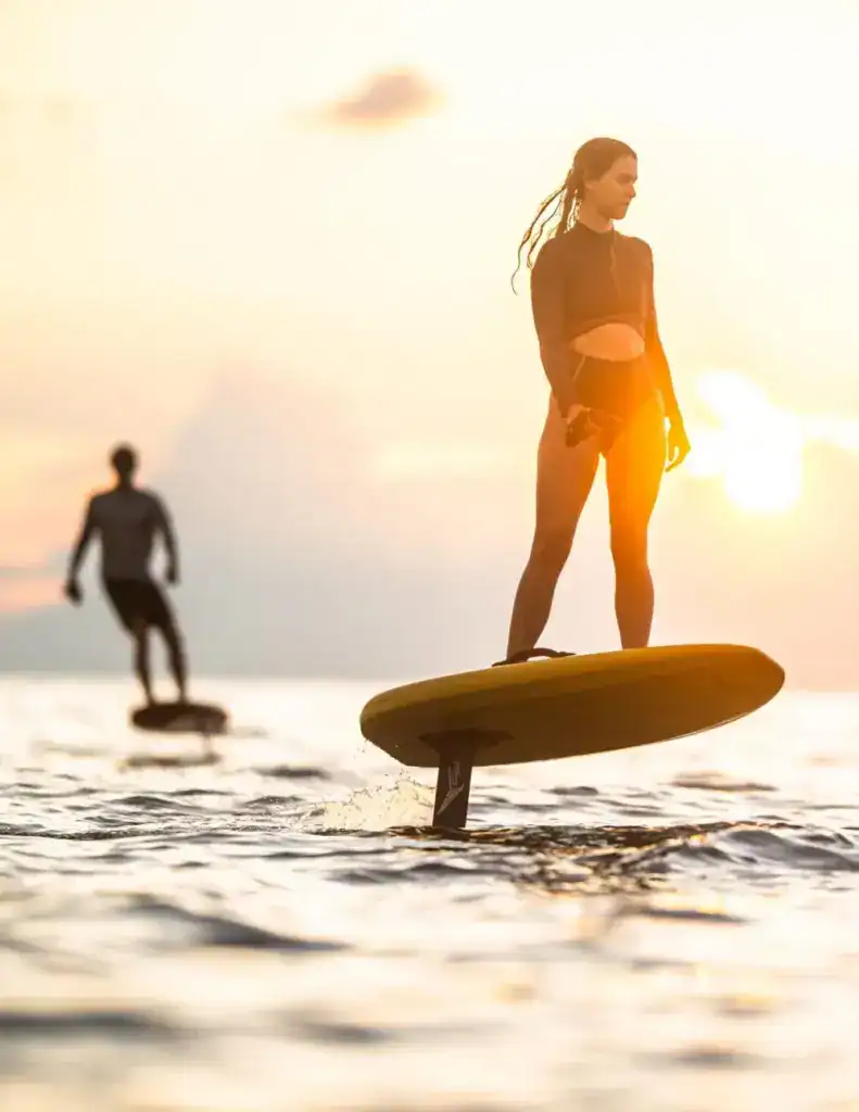 Sensation de glisse sur une planche électrique Lift Foil en mer au coucher du soleil, offrant une expérience de foil électrique unique et innovante.