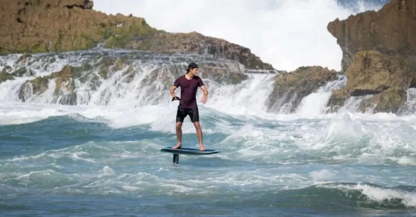 Planches à foil électriques sur l'eau, sports aquatiques innovants, voiler en France.