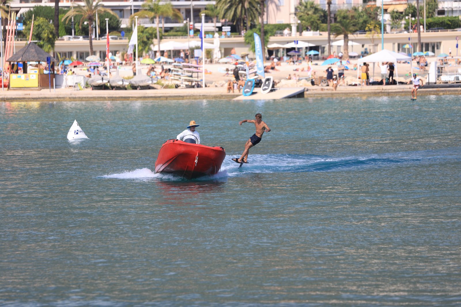 Bateau de sécurité et riders sur le plan d'eau des Sablettes