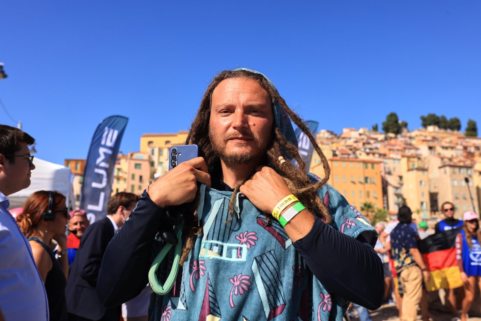 Rassemblement des riders devant les lettres MENTON
