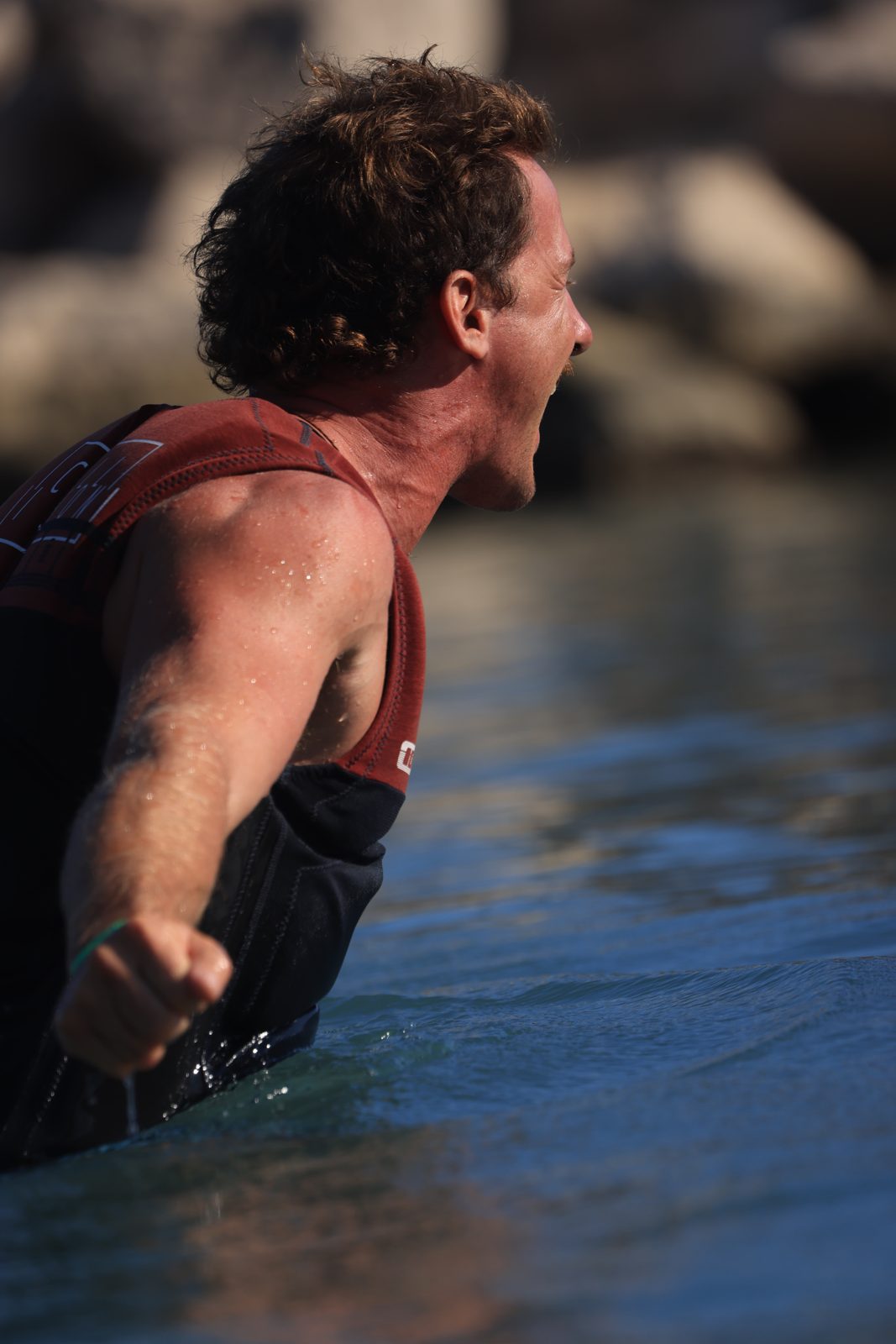 Cri de joie d'un rider dans l'eau à l'arrivée d'une manche