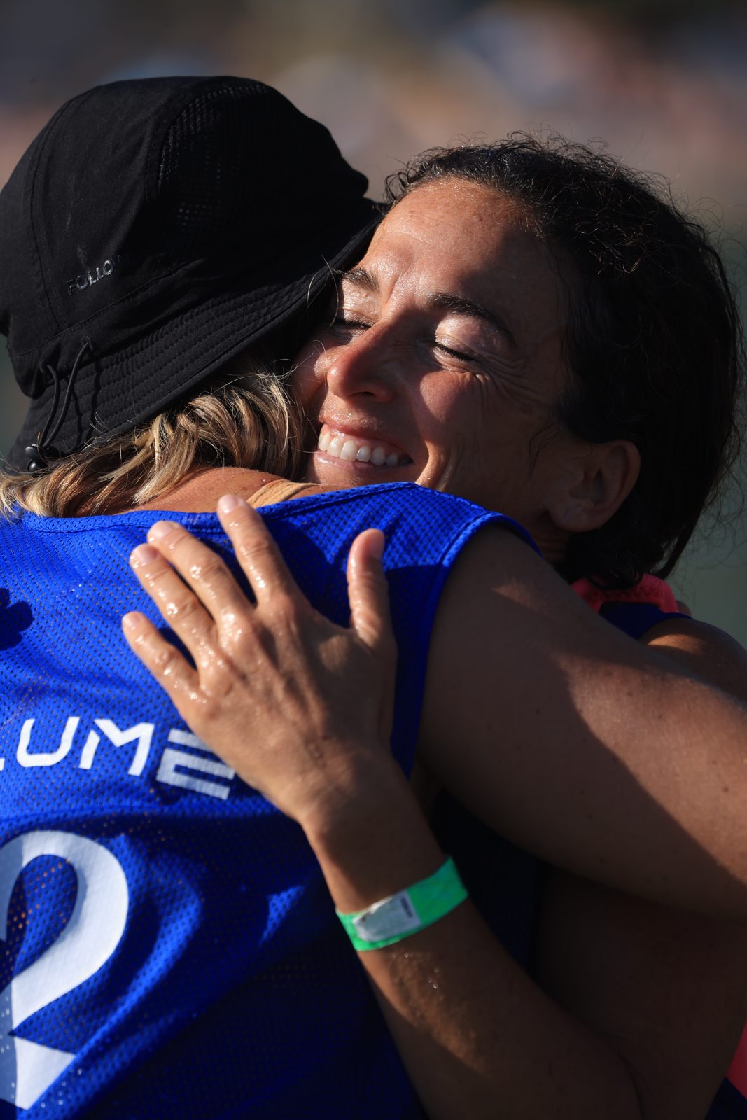 Embrassade entre riders à l'arrivée, finale SFT Menton