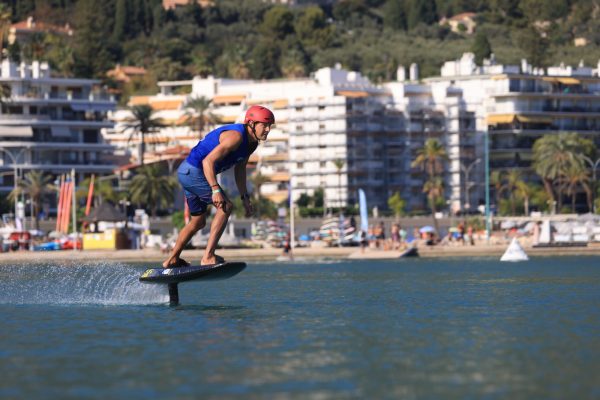 Finale du Surf Foil World Tour 2026 à Menton — rider eFoil devant le front de mer