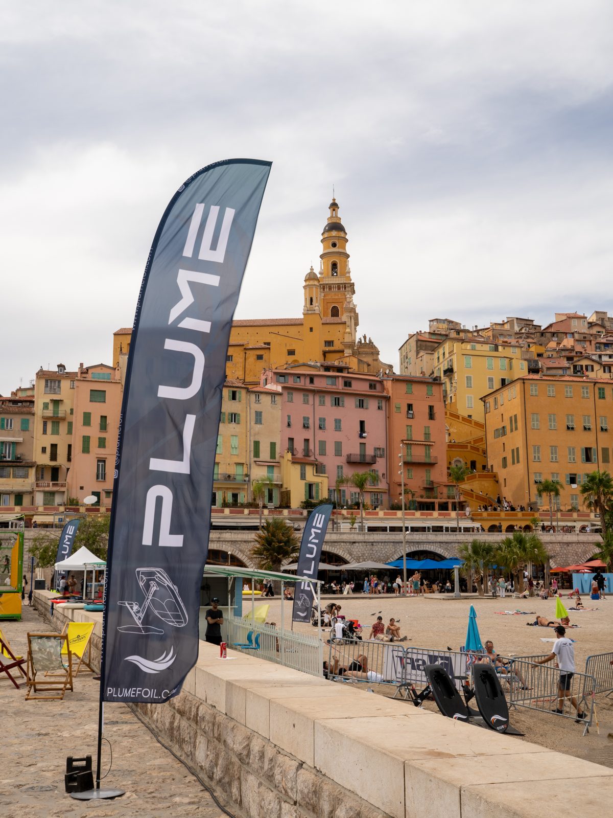 Drapeau Plume et vieille ville de Menton