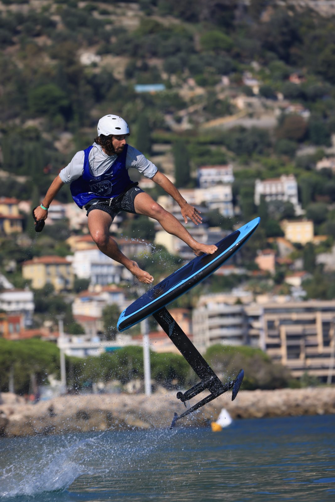 Rider eFoil en vol au-dessus de l'eau lors des manches de Menton
