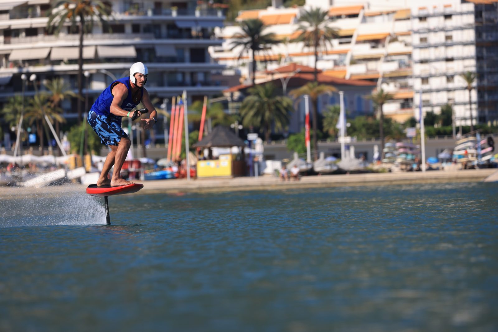 Rider eFoil en pleine course devant le front de mer de Menton